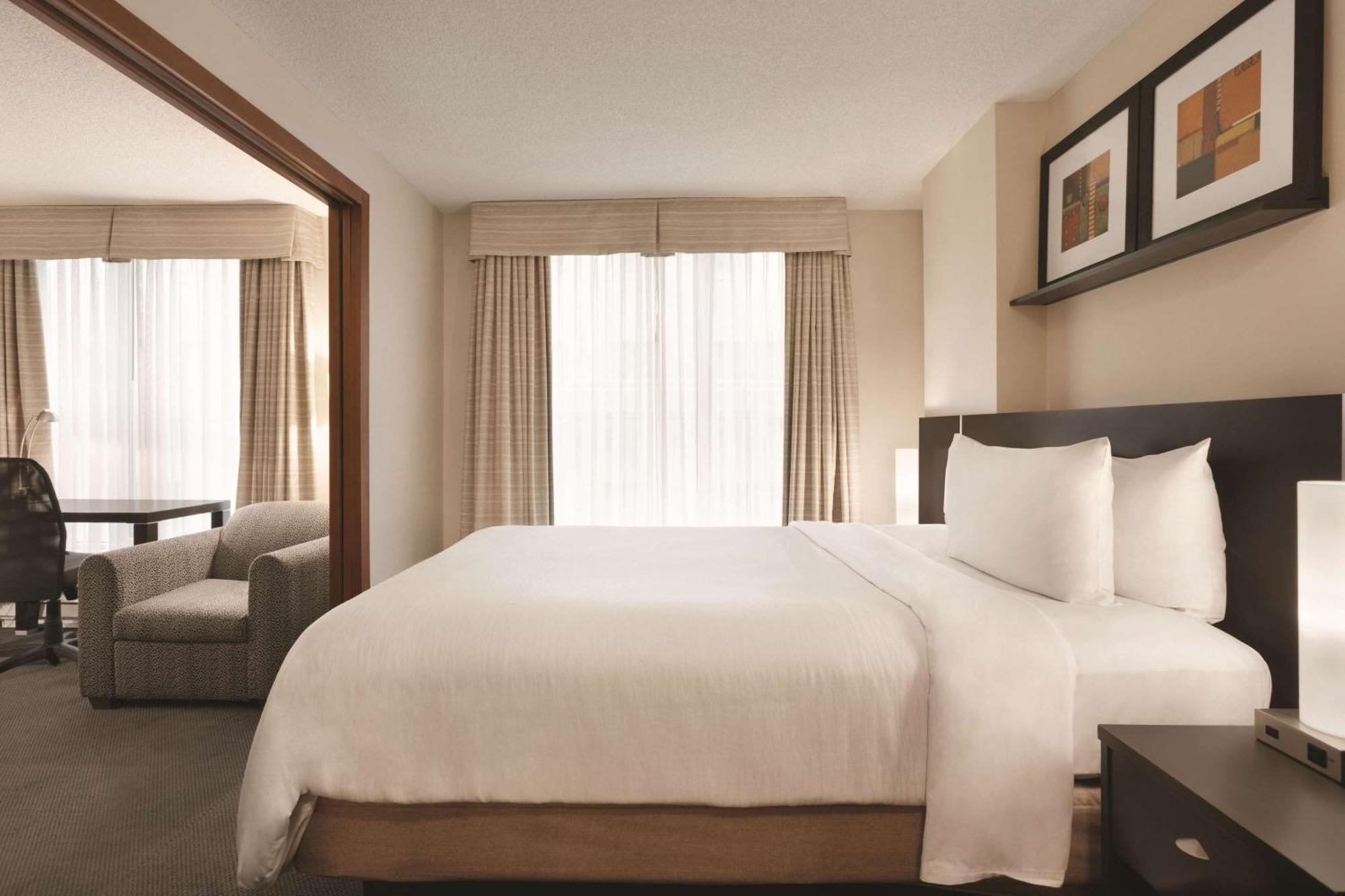 เอ็มบาสซี สวีท บาย ฮิลตัน ดาวน์ทาวน์ มอนทรีออล Hotel มอนทรีอัล ภายนอก รูปภาพ